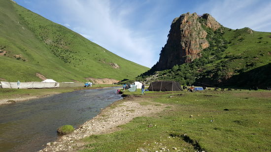Viele der Zelte haben Solaranlagen, so gibt es Licht im Zelt und Strom für die Handys...