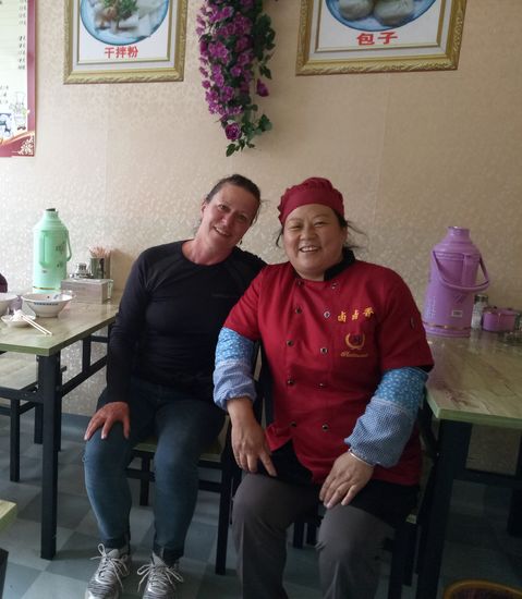 Köchin Mama und ich....später hat mir das Mädel das Foto per mail zugeschickt. WhatsApp und Messenger gibt es hier ja nicht...