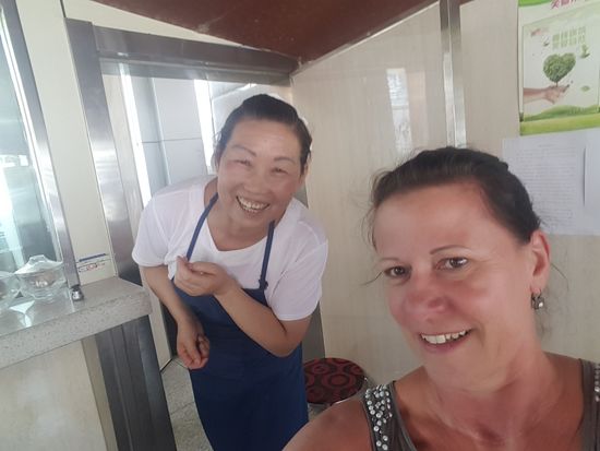 Sie kocht hinter der Glasscheibe die Dumplings