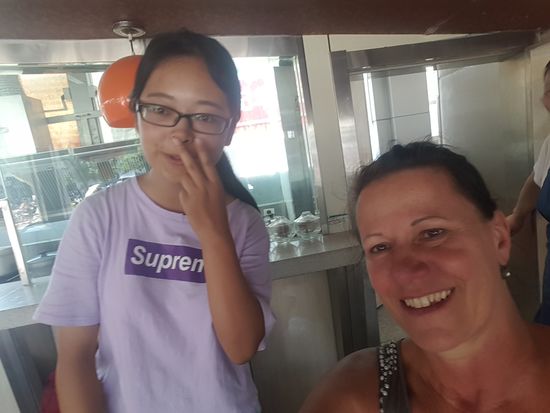 Das Mädel kann ungefähr 20 Worte Englisch. Sie weiß aber nicht wo Deutschland liegt