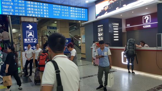 Gegen 16.30 Uhr begeben wir uns in die Wartehalle. Thalia fragt nach dem Weg indem sie einfach das Ticket zeigt.