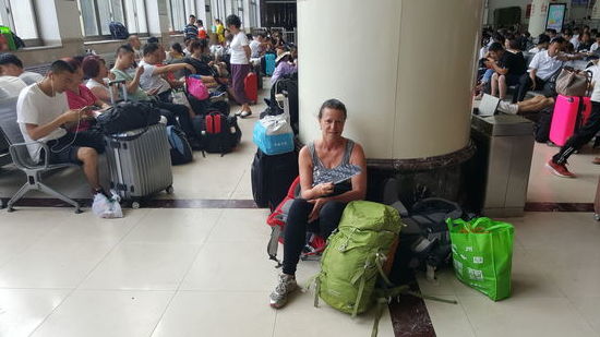 Immer wenn wir Leute mit Klappstühlen sehen sind wir besonders dankbar über unsere "Hardsleeper " Plätze...
An die 18 Stunden im “Hardsit” erinnern wir uns nur ungern