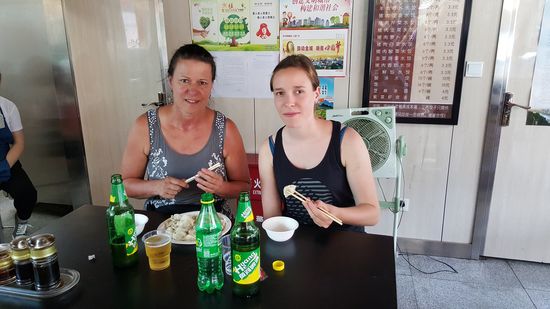 Das Essen mit Stäbchen klappt schon ganz gut