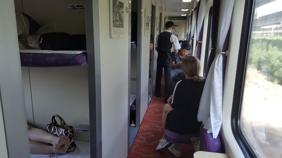 In diesem Zug ist alles in Lila-weiß und sieht neuer aus