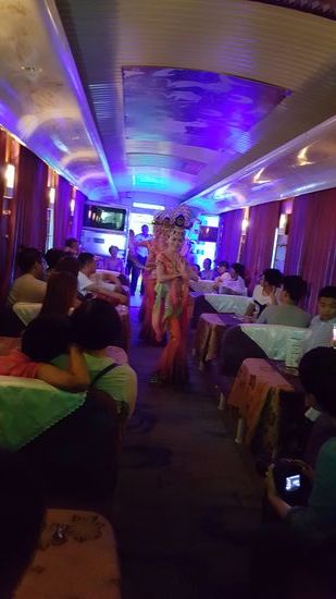 In diesem Zug gibt es auch ein schickes Restaurant mit gutem Essen und sogar Rotwein. Es gab sogar eine Tanzvorführung von 3 Damen in schicken Glitzerkostümen