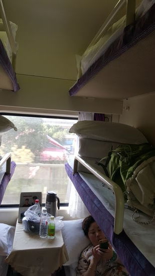 Ich liege rechts in der Mitte und Thalia über mir, ganz oben. Unter mir eine ältere Dame und auf der anderen Seite neben mir ein junger Mann. Unten ein Mädel, ganz oben ist frei