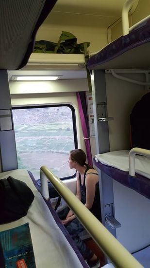 Wir gehen schon zeitig auf unsere Liegen und lesen. An Schlaf ist nicht zu denken, in den anderen Kabinen ist Radau ohne Ende