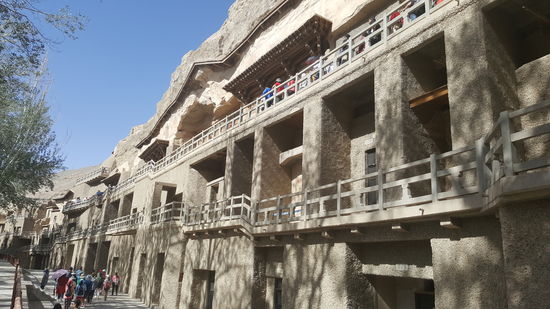 Es sind über 800 dieser Grotten da—und sie sind alle wunderschön! 
Sie sind aus der Tang- und Sui-Dynastie und die ersten entstanden 366n.Chr.