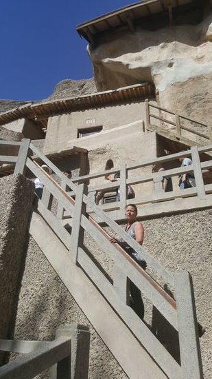 In allen Grotten befindet sich ein Mittelpfeiler , der  eine Stupa darstellt und sind indisch geprägt