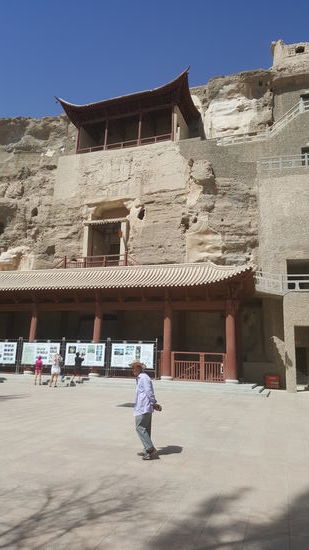 Die Grotten wurden von reichen Amtsträgern und Händlern finanziert, da die Karawanen sonst lange Umwegeüber Mogao machen mußten um dort zu beten