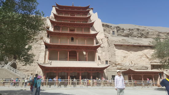 Nach etwa 3 Stunden sind wir mit allem durch. Wir haben 12 Grotten besichtigt. Unter anderem die mit dem 26m hohen sitzenden Budda und die andere mit dem riesigen 34,5m  liegenden Buddha. Obwohl überall lange Menschenschlangen sind, geht es zügig—man ist hier hervorragend organisiert.