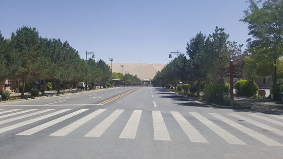 Da wir noch fit sind und es erst 15 Uhr ist, beschließen wir noch die “Singenden Sanddünen “ zu besuchen.
Hier sieht man von weiten schon eine riesige Düne.