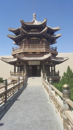 Die höchste Düne hier ist 1715m hoch—wegen der gewaltigen Dünen bekan Dunhuang den Beinamen : Sandstadt