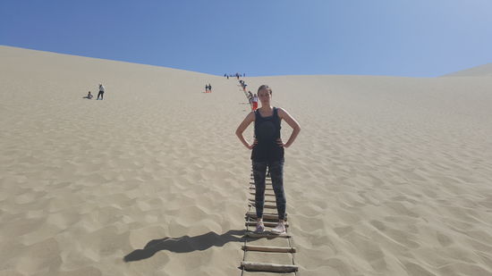 Wir kraxeln natürlich auch hinauf auf die Düne—es ist mörderisch heiß