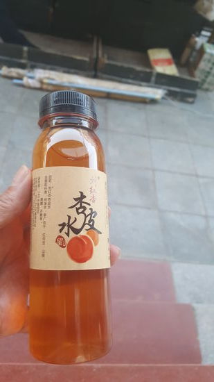 Wir probieren den Aprikosensaft für 5 Yuan—er ist echt lecker!