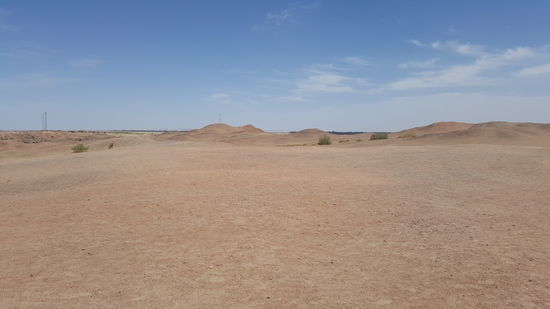 Mit kleinen Elektro-Sammelcars werden wir ein paar Kilometer Richtung Wüste gefahren