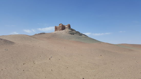 Hier ist auch noch ein Stück der echten, unrekonstruierten Mauer zu sehen