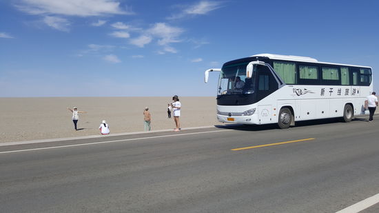 Unterwegs hält der Bus auf der endlos wirkenden Wüstenstraße und alle Chinesen machen Fotos von....?
