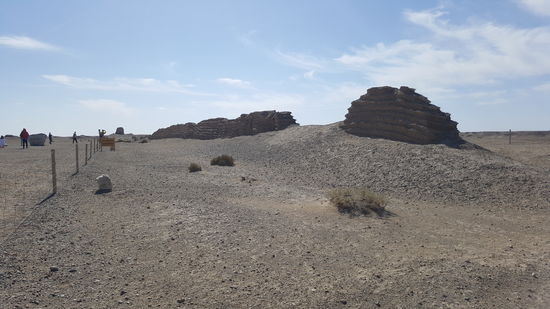 Reste der großen Mauer aus der “Han Dynasty” am Yumen Pass