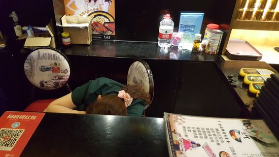 Es ist 17 Uhr und zwar geöffnet, aber wir sind wohl die ersten Gäste...