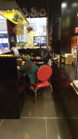 Wir durchstöbern die Speisekarte und sind begeistert. Jetzt müssen wir nur noch das Mädel hier wach bekommen. Das gelingt uns nach lautem Klopfen auf dem Thresen.