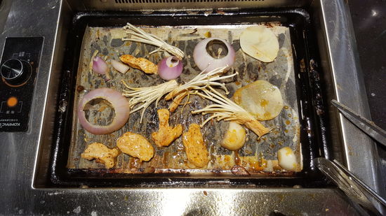 In der Tischmitte ist der Grill , den wir selber belegen. Das war in Korea etwas anders. Dort hockte man auf dem Boden und der Grill würde vom Personal belegt