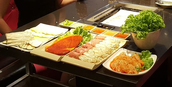 Wir entscheiden uns für eine gemischte Festplatte, für ein Ribeye-Steak, Hühnchen, Zwiebeln, Salat und diese witzigen Pilze in Rinderschinken gewickelt.
Dazu gibt es diverse Soßen und Gewürze und Tee vom Haus