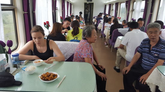 Der Speisewagen ist nie ganz voll, wir bekommen immer einen Platz, leider wird er 14.30 Uhr geschlossen, und man komplimentiert uns höflich hinaus