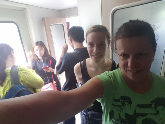 Hier stehen noch mehr rum, die keine Sitzplätze haben...