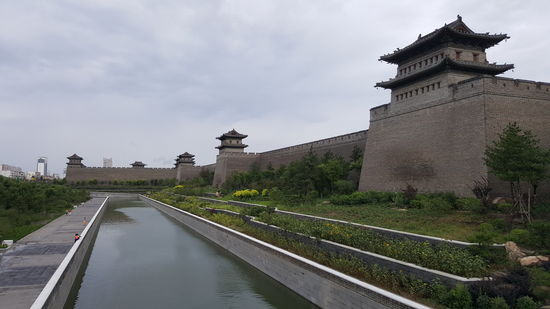 Die Stadtmauer ist schön angelegt
