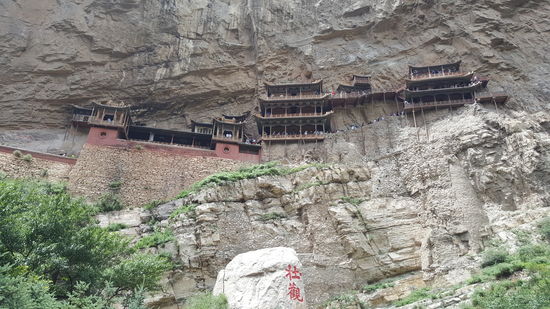 Die Besucher schieben sich über die Stege—aber es sind nicht so sehr viele—auch wir sind schon nach kurzer Wartezeit oben ..