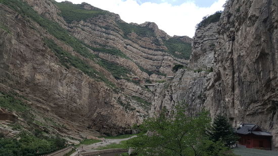Ringsum in Felsen eingebettet