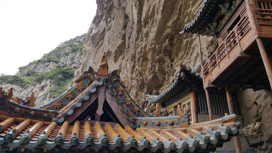 Manchmal ist es uns echt unheimlich über diese betagten, wackeligen Laufstege zu gehen