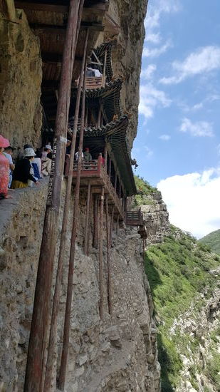 Durch die Stützpfeiler wirkt es noch überwältigender