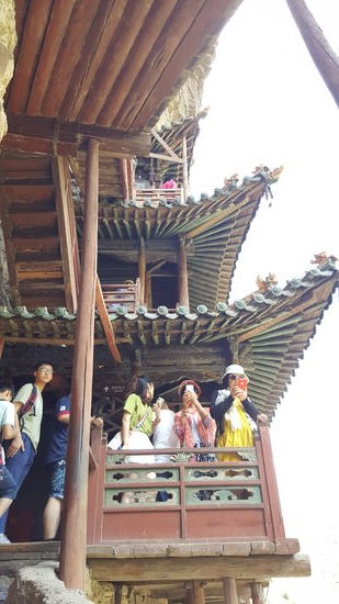 Im LP steht, dass das Kloster evtl gesperrt werden soll, weil die Besuchermassen zu groß sind