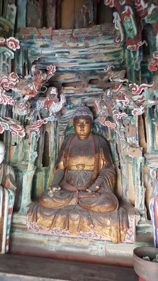 Die Chinesischen Besucher machen vor jeder Buddha-Figur ihr Gebets-Ritual, mit dem mehrmaligen Niederknien und aufstehen—ich glaube sie verneigen sich 3x