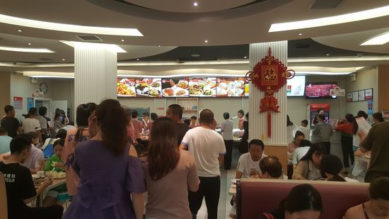 Hier ist es proppevoll, aber sofort kommt wieder ein junges Mädel und übersetzt auch die Speisekarte