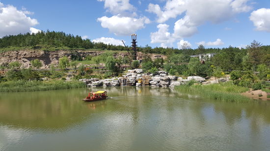 Dort hinten sehen wir schon die vielen Höhlen..