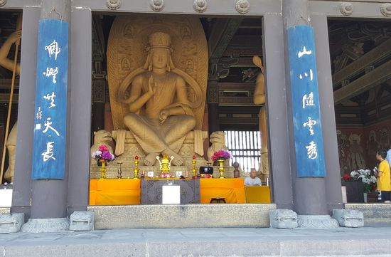 Vorerst gehen wir durch einen rekonstruierten Tempel