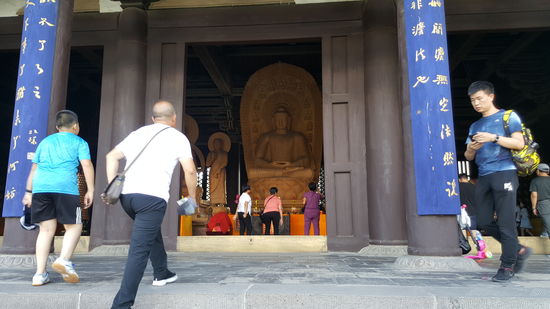 Auch her sind unzählige Chinesen, die sich vor Buddha verneigen und beten