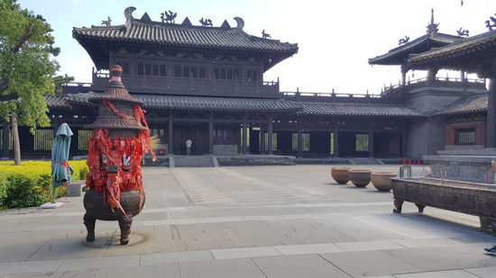 Die große Tempelanlage verfügt über 3 Tempel mit großen Buddhafiguren, die angebetet werden