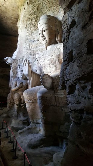 In einigen Höhlen befinden sich wieder riesige Buddhastatuen