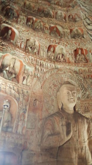 Unzählige kleine Buddha-Figuren an de, Wändena