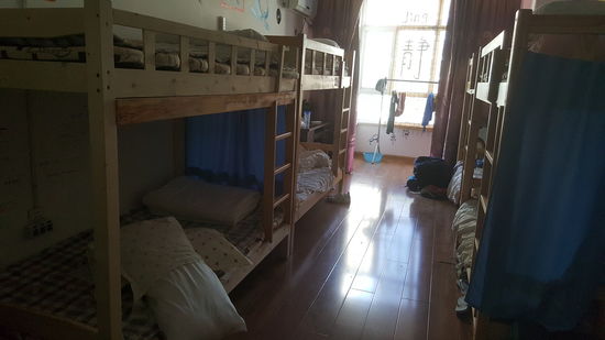 Wie eine Jugendherberge: Betten müssen wir selber beziehen