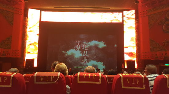 Wir sind in der 17-Uhr- Vorstellung, die nicht ausverkauft ist. Es gibt weitere Vorstellungen um 15.30 Uhr und 19 Uhr