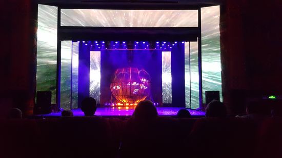 Es befinden sich 8 Motorräder im Käfig, die umherrasen- vom Publikum hört man immer "Ahhh" und "ooohh"   Rufe.
Mir persönlich hat die Akrobatik besser gefallen