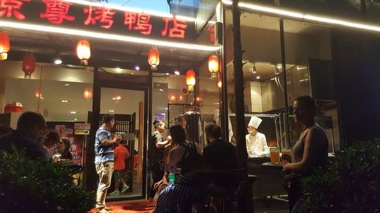 Man bekommt eine Nummer und kann dann draußen den schönen Abend genießen bis man aufgerufen wird