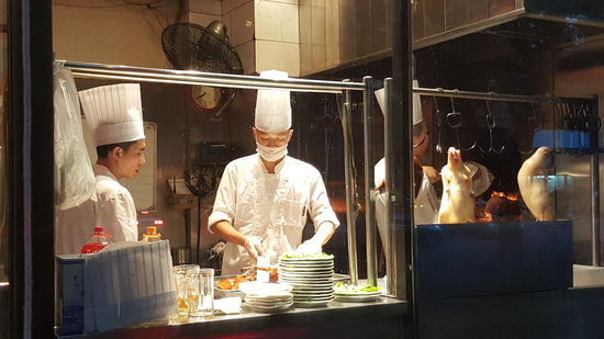 ...und den Kochen beim tranchieren zuschauen und wie sie rechts in den Ofen wandern...