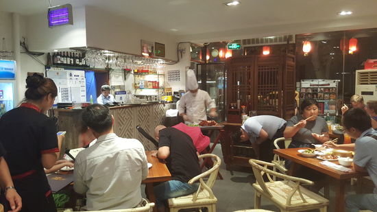 Das Restaurant hat viele Plätze und ist gut voll