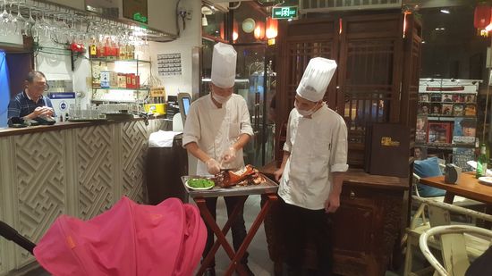 Wenn man eine Ente bestellt, wird sie hier vor unseren Augen zerteilt